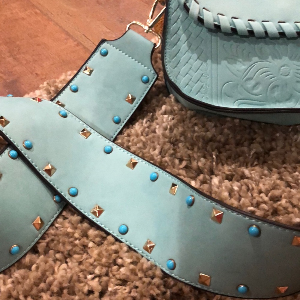 Kiss Me Couture crossbody purse - Picture 3 of 7